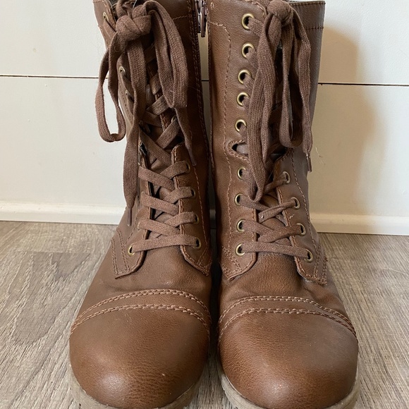 Boots - Picture 4 of 5